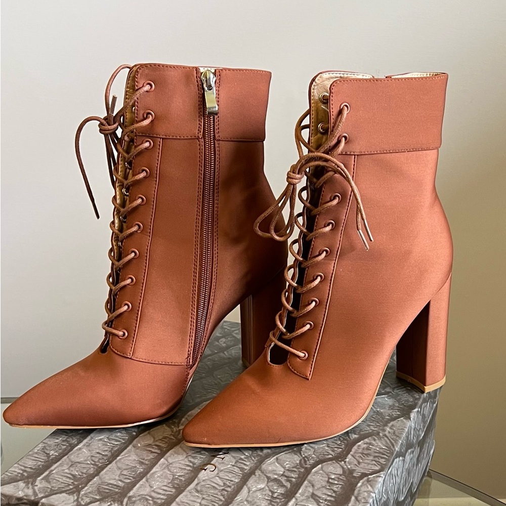 Azalea Wang, rust color, size 9